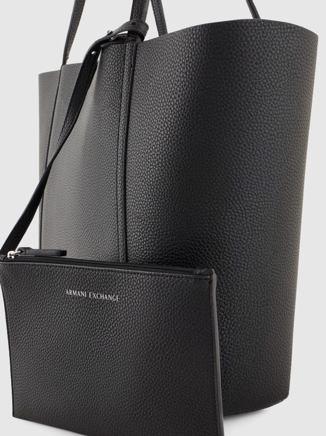 Shoppers Fminin Armani Exchange