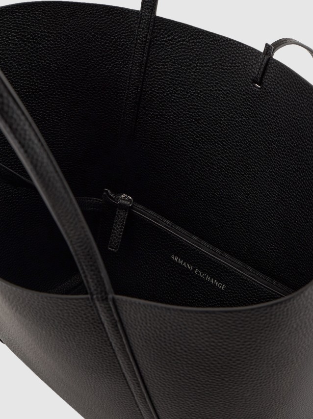 Shoppers Fminin Armani Exchange