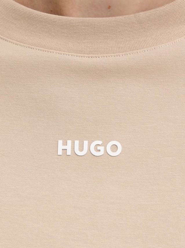 T-Shirt Mulher Hugo
